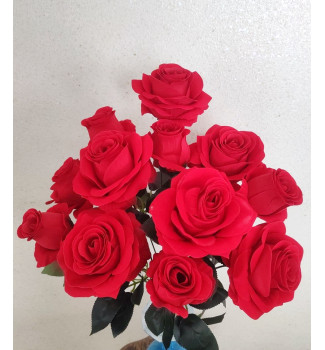 Оксамитові троянди з бутонами букет 13 головок