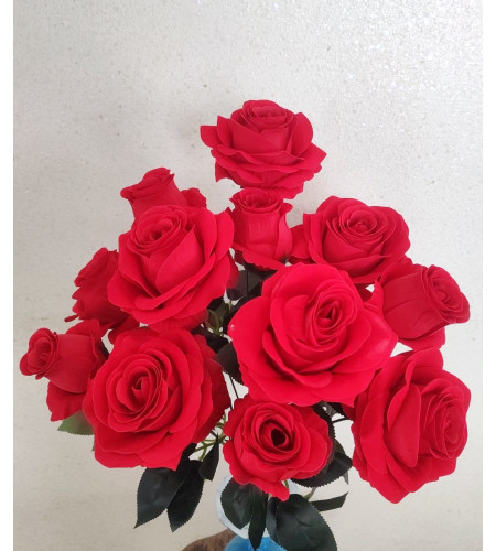Оксамитові троянди з бутонами букет 13 головок