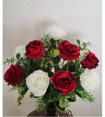 Троянди двоколірні з гілочками евкаліпту , букет 9 головок