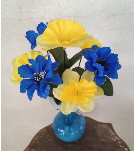 Нарциси з волошками, букет 7 головок