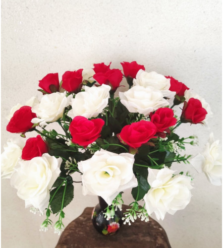 Мікс бутонів та відкритої троянди, букет 27 головок