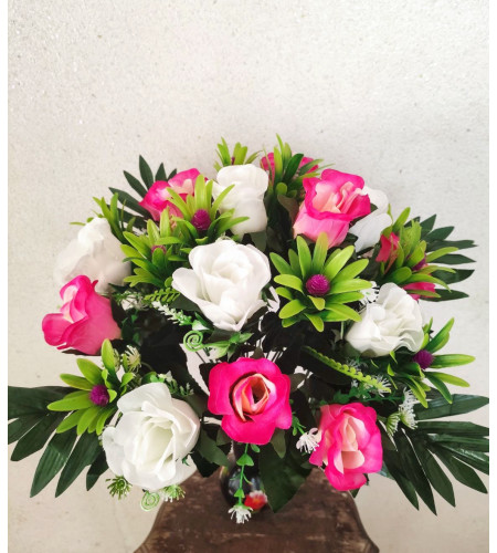 Бутони троянди з прикрасами в листях пальми, букет 25 головок