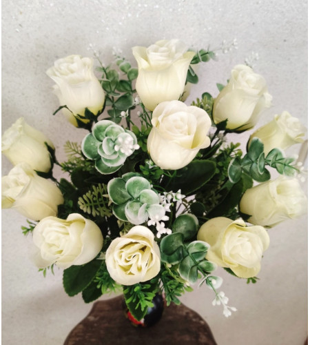 Бутони троянди з гілочками евкаліпту, букет 15 головок