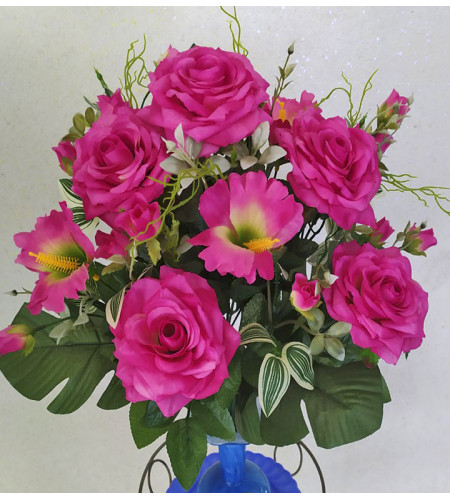 Розы с петуньей в листьях монстеры, букет 9 головок