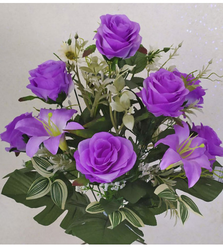 Розы и лилии в листьях монстеры, букет 10 головок