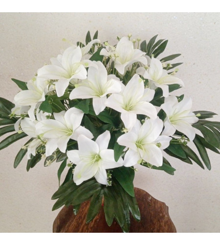 Лілії білі в листях папороті, букет 18 головок