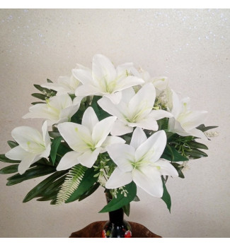 Лилия большая белая в листьях папоротника, букет 10 веточек