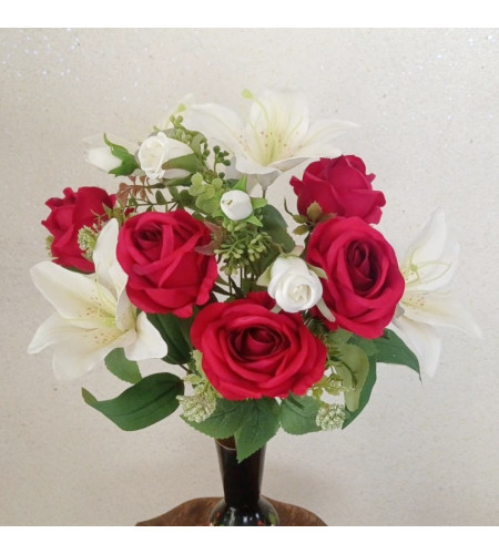 Троянди та лілії з добавками, букет 12 гілочок