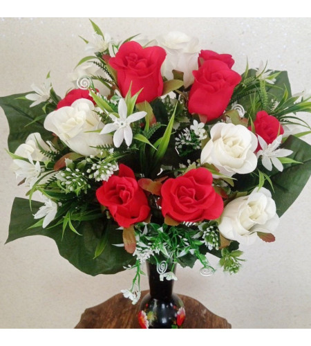 Троянди в бутонах з жасмином, букет 24 гілочки