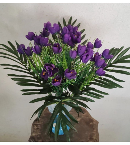 Крокус у пальмовому листі, букет 10 гілочок