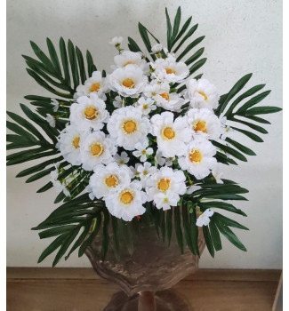 Ромашки у пальмовому листі букет 12 гілочок