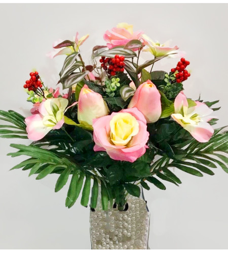 Троянди та тюльпани з ягідкою, букет 12 головок